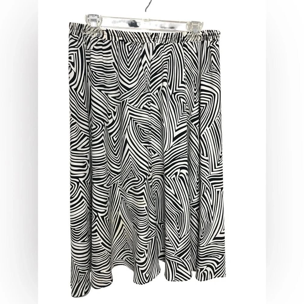 Leslie Fay Black and White Geometric Midi Skirt